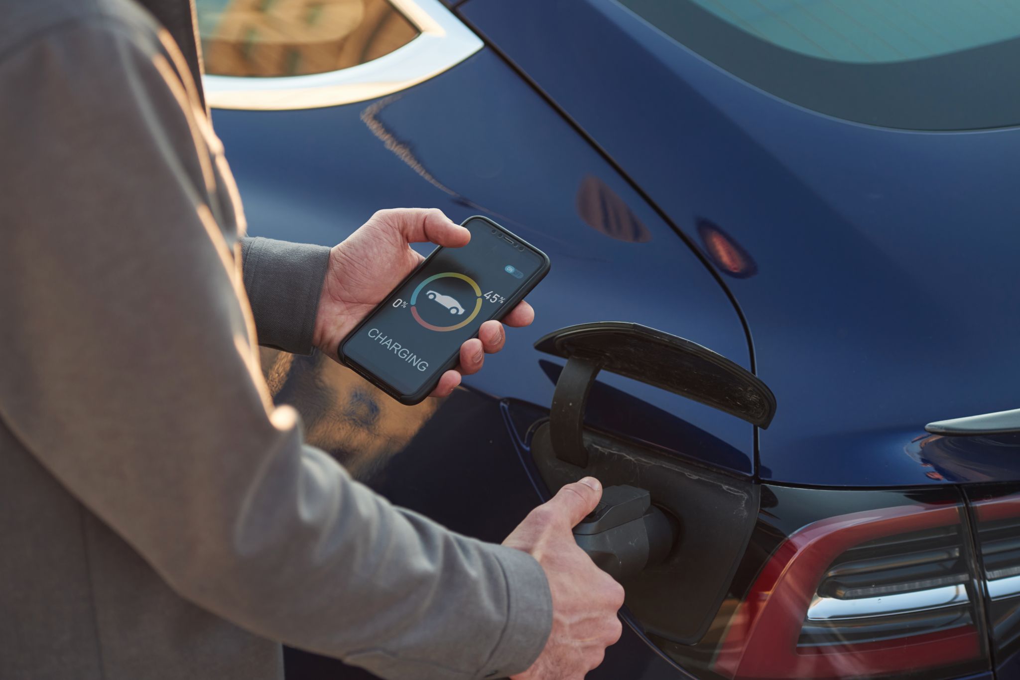 Stationnement moderne avec bornes de recharge pour véhicules électriques dans un parking urbain.