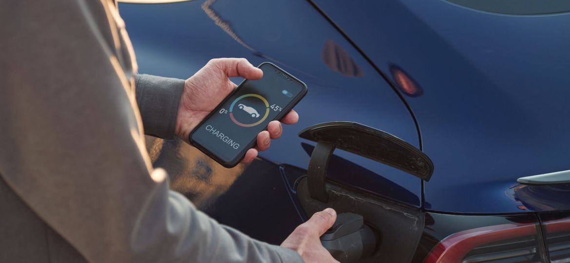 Stationnement moderne avec bornes de recharge pour véhicules électriques dans un parking urbain.