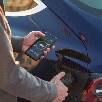 Stationnement moderne avec bornes de recharge pour véhicules électriques dans un parking urbain.